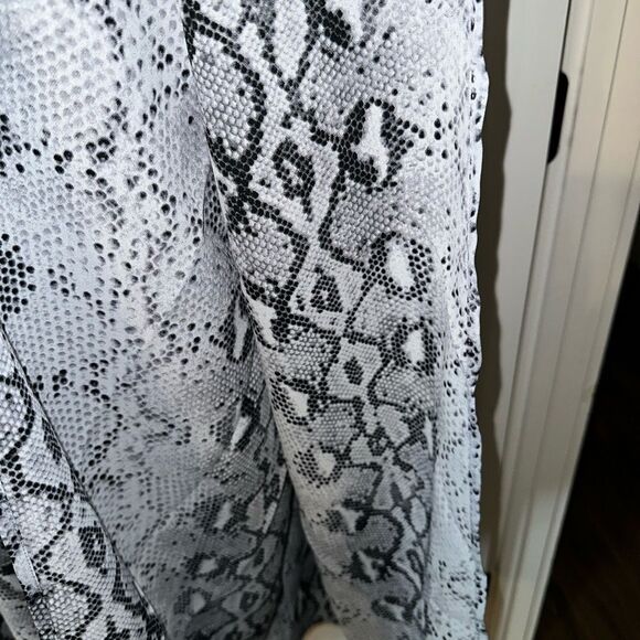 BOUTIQUE WOMENS SNAKE 👘 KIMONO NEW - Picture 4 of 5